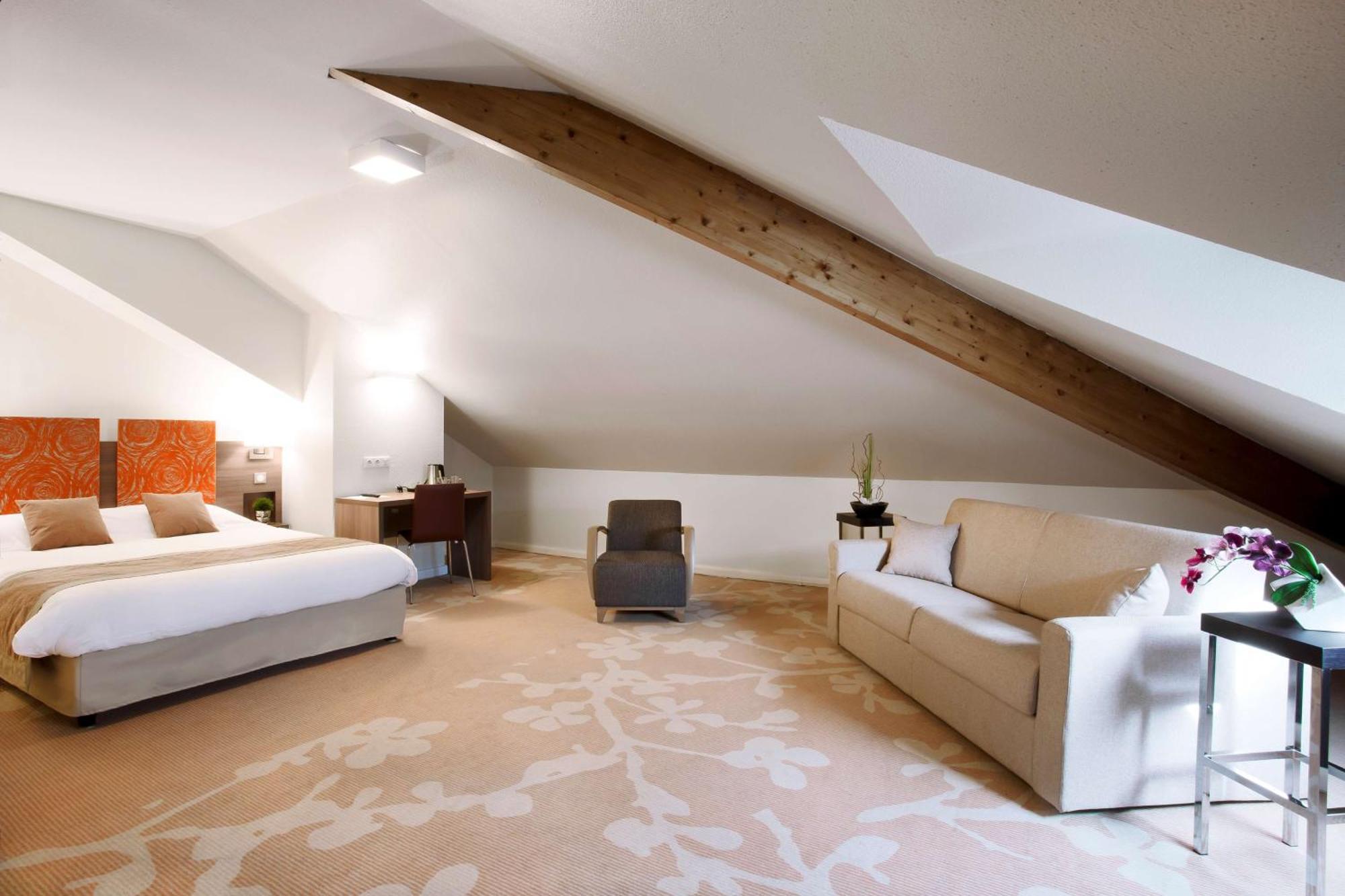 Kyriad Chambery Centre - Hotel Et Residence Buitenkant foto