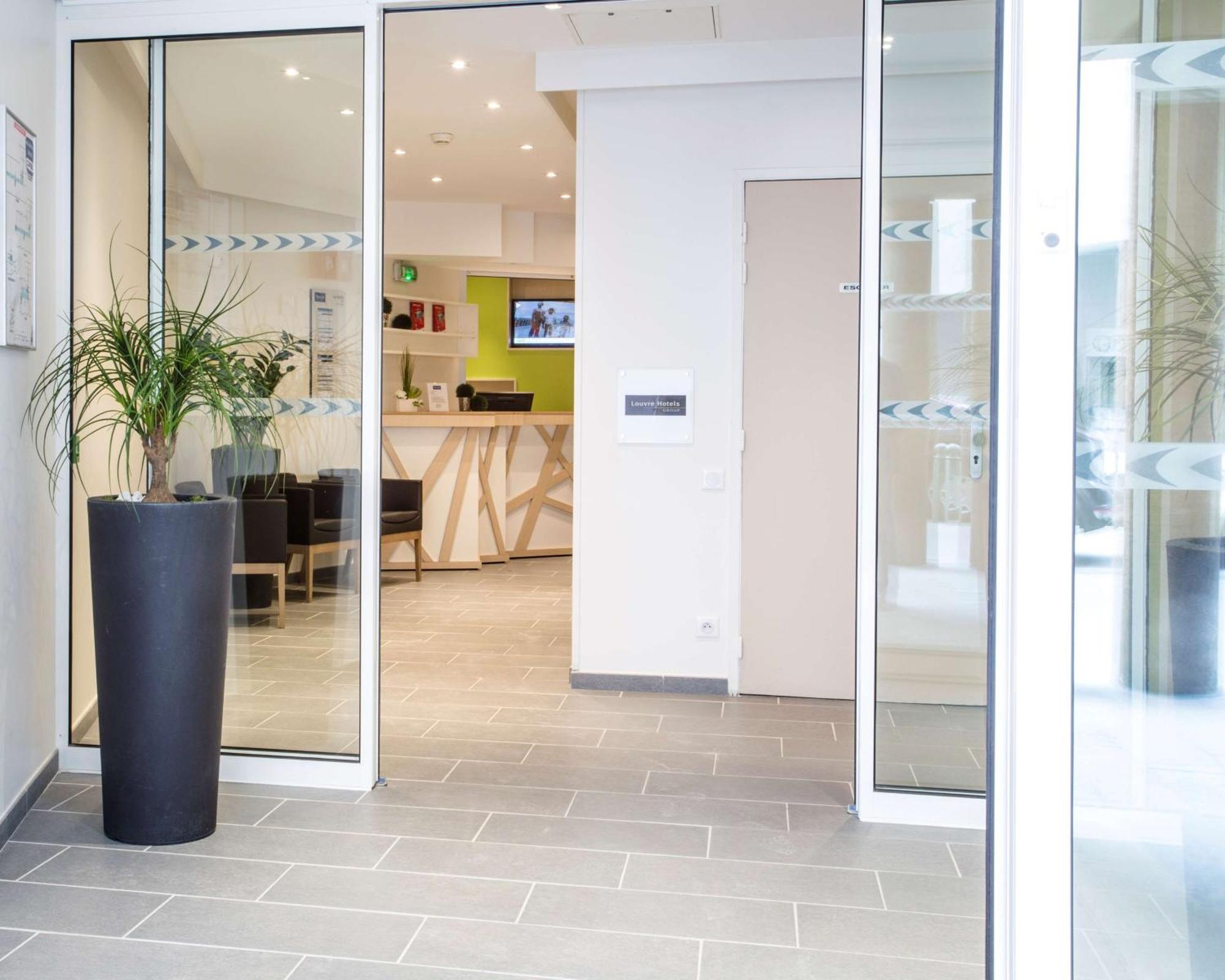 Kyriad Chambery Centre - Hotel Et Residence Buitenkant foto