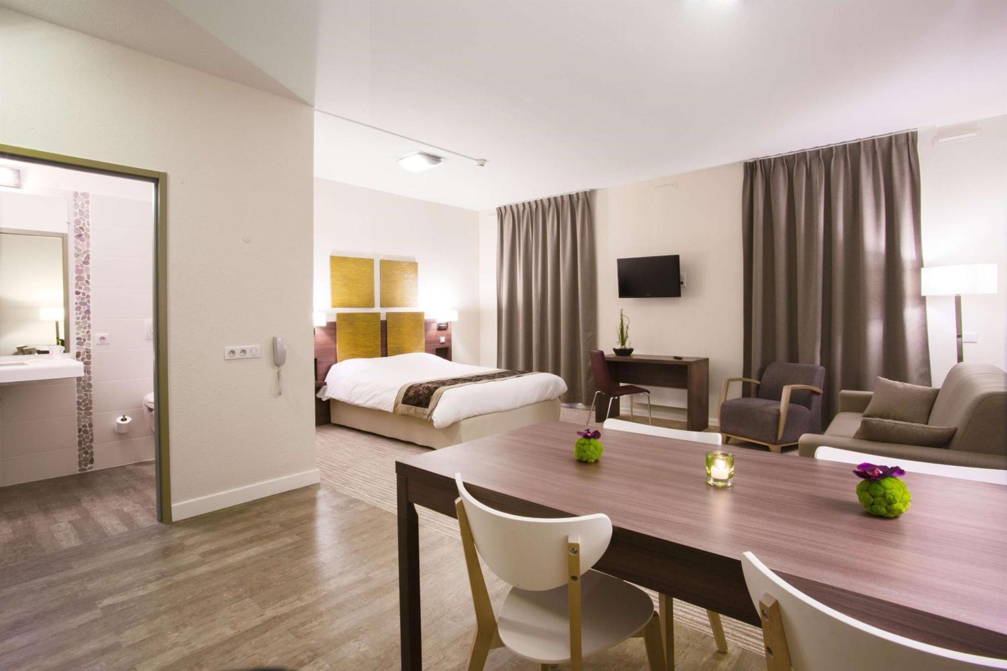 Kyriad Chambery Centre - Hotel Et Residence Buitenkant foto