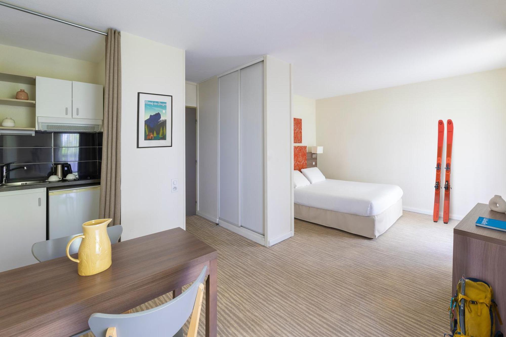 Kyriad Chambery Centre - Hotel Et Residence Buitenkant foto