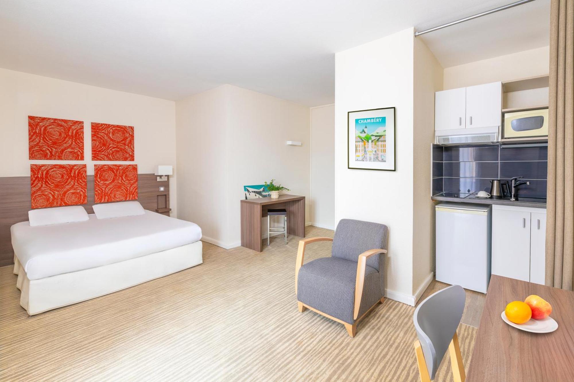 Kyriad Chambery Centre - Hotel Et Residence Buitenkant foto