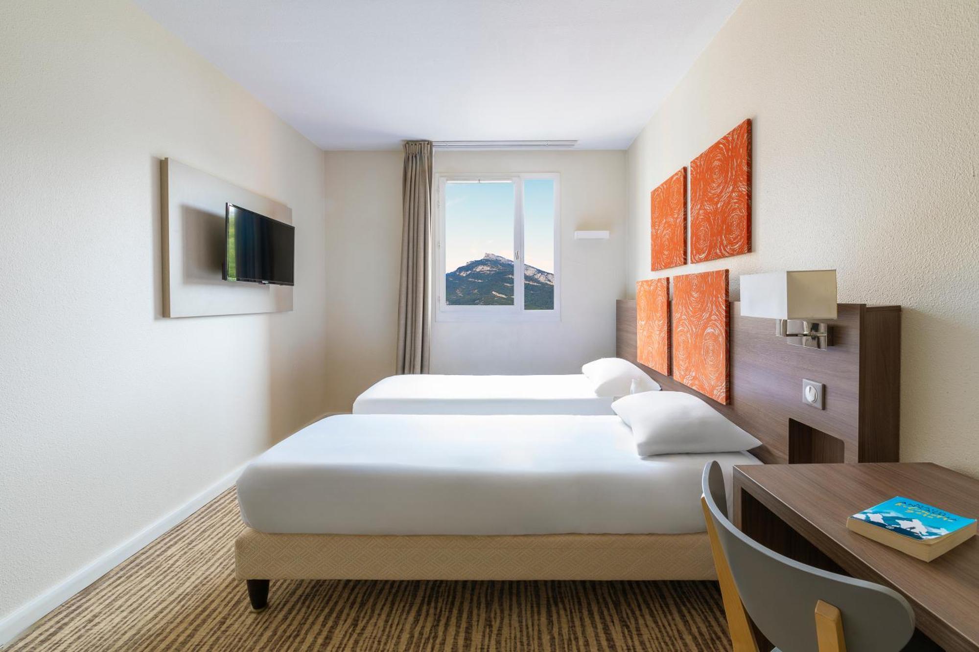 Kyriad Chambery Centre - Hotel Et Residence Buitenkant foto