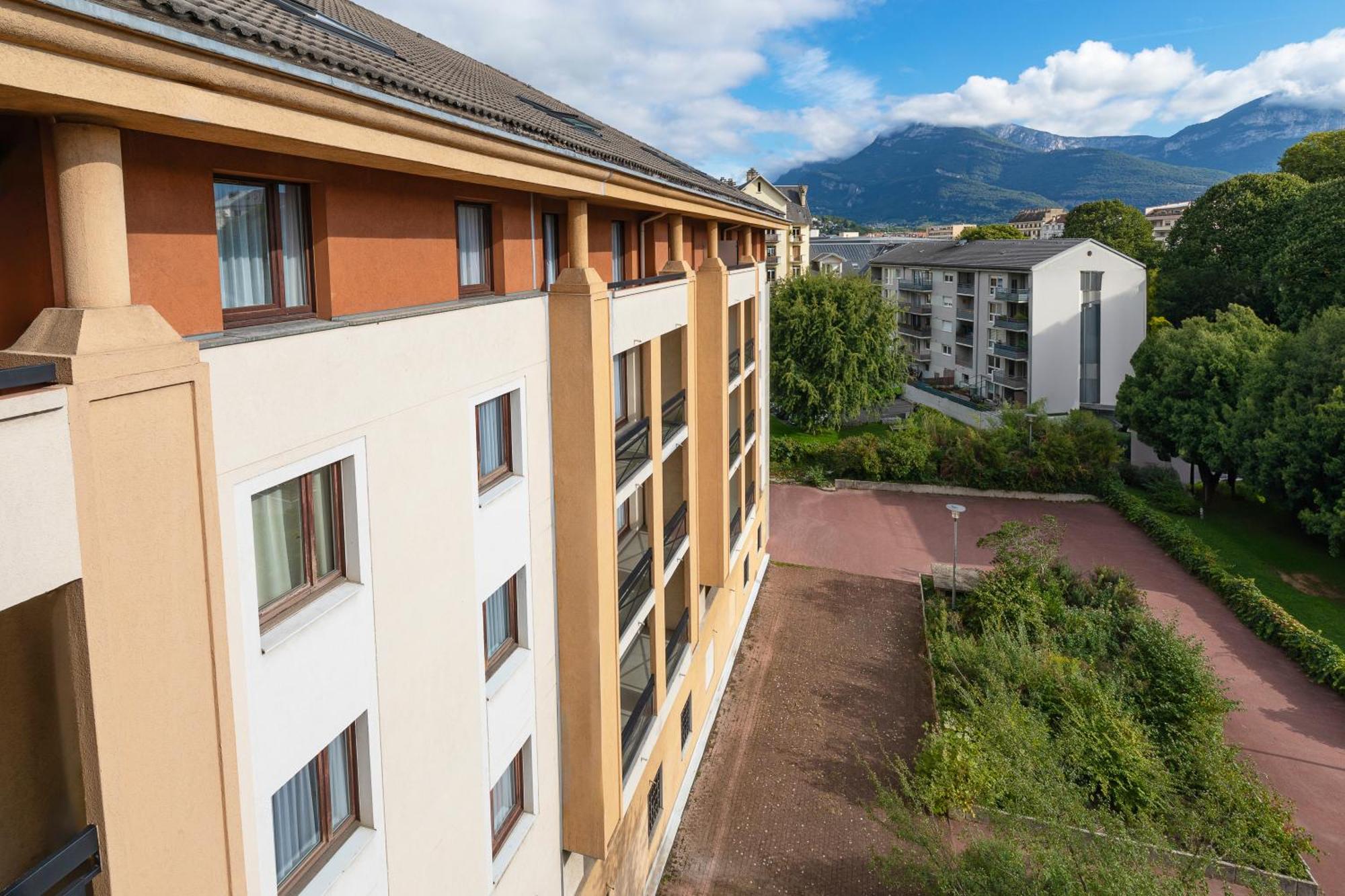 Kyriad Chambery Centre - Hotel Et Residence Buitenkant foto