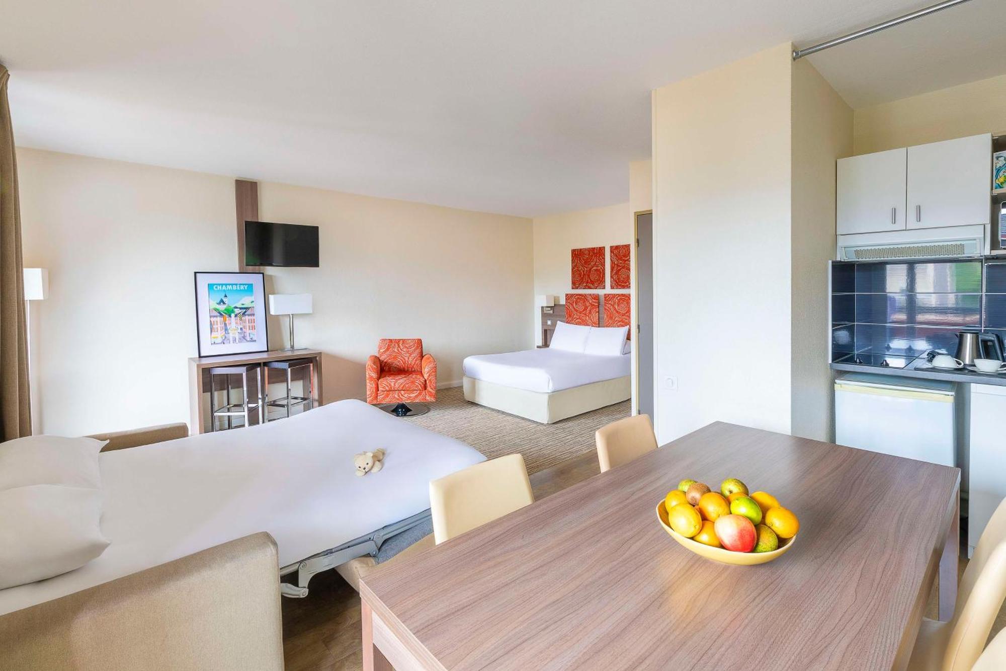 Kyriad Chambery Centre - Hotel Et Residence Buitenkant foto