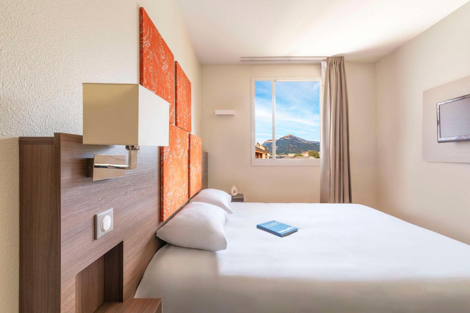 Kyriad Chambery Centre - Hotel Et Residence Buitenkant foto