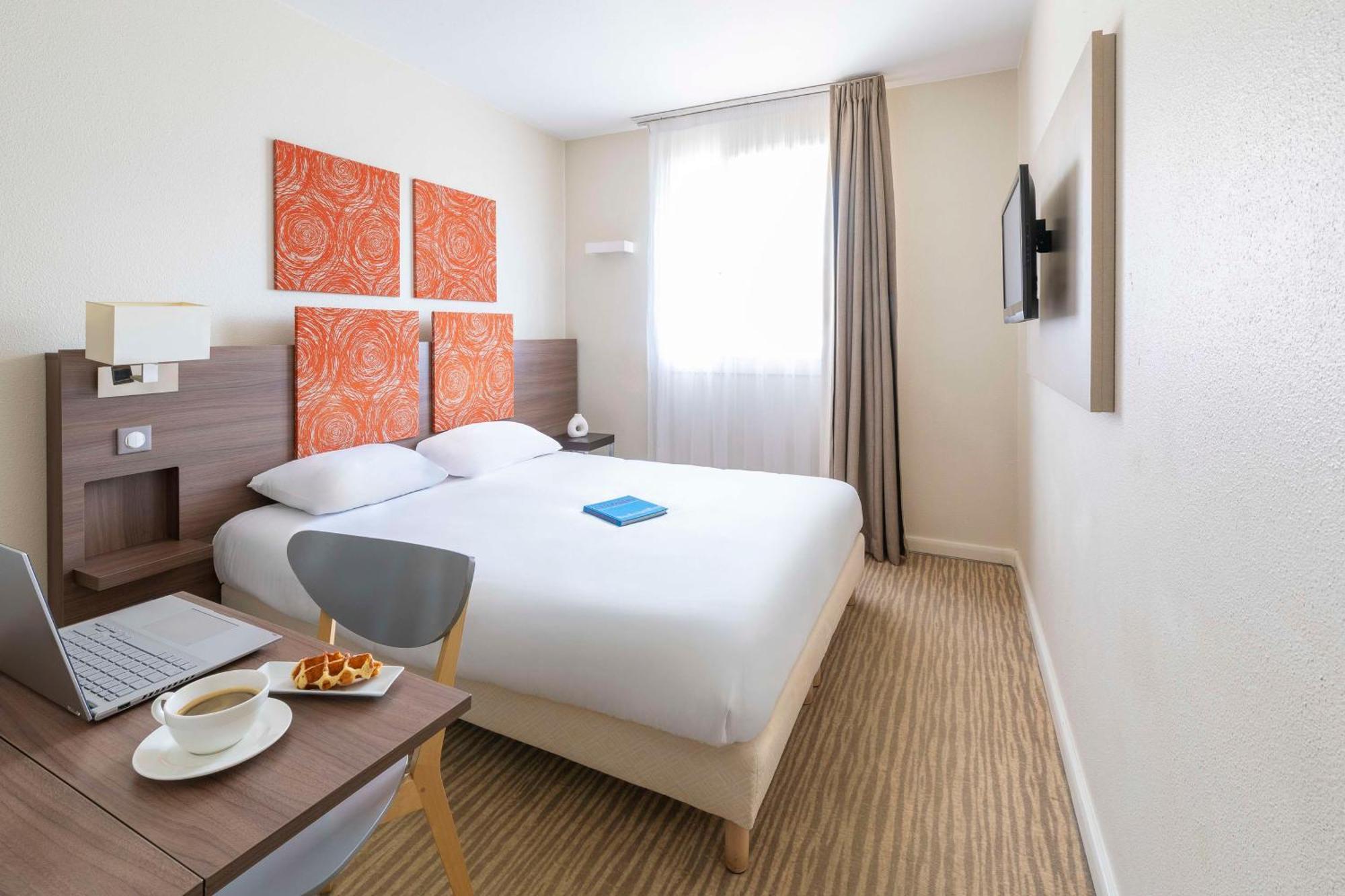 Kyriad Chambery Centre - Hotel Et Residence Buitenkant foto