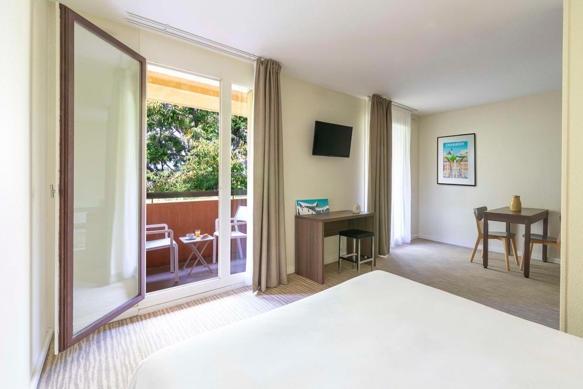Kyriad Chambery Centre - Hotel Et Residence Buitenkant foto