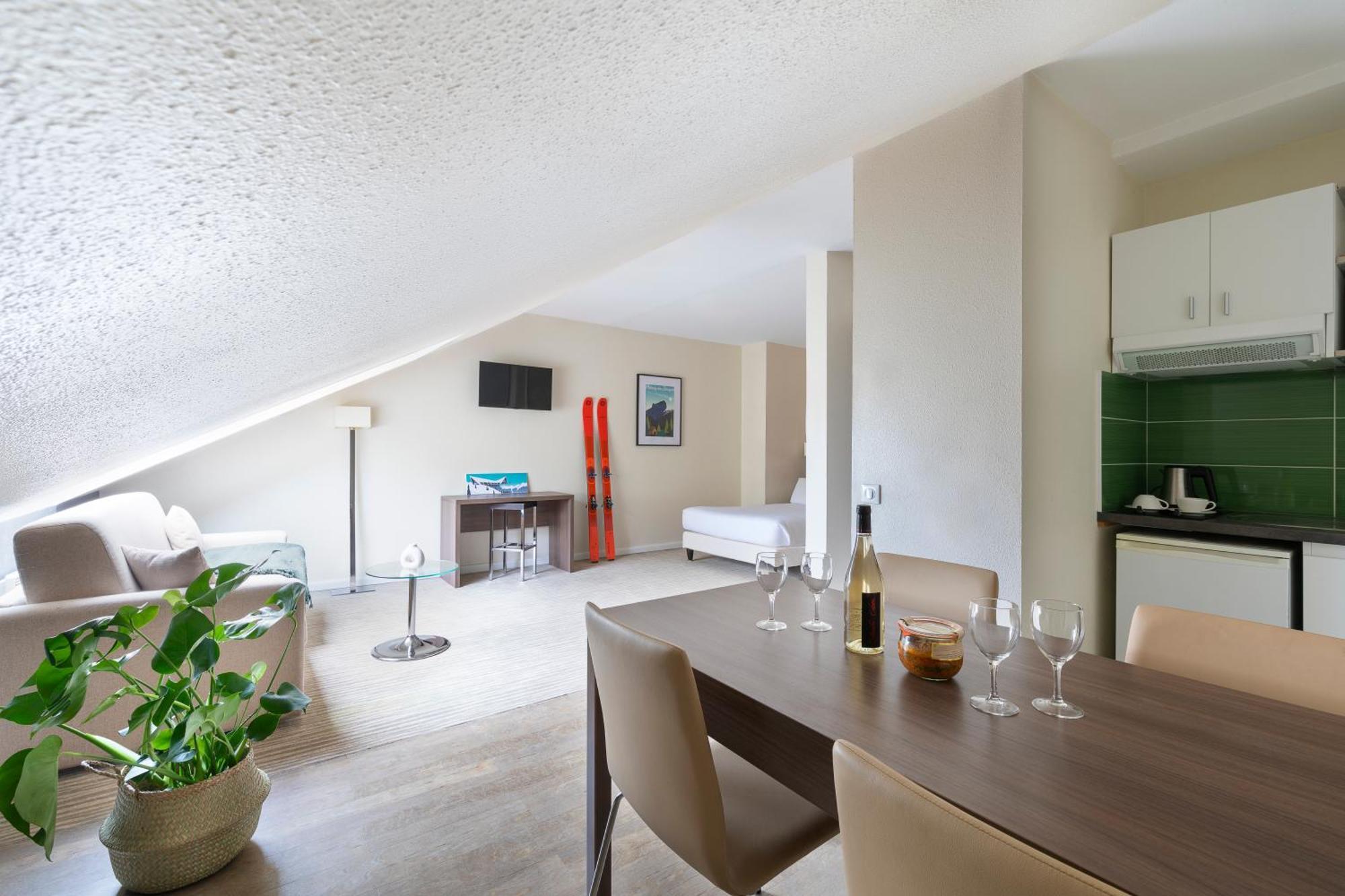 Kyriad Chambery Centre - Hotel Et Residence Buitenkant foto