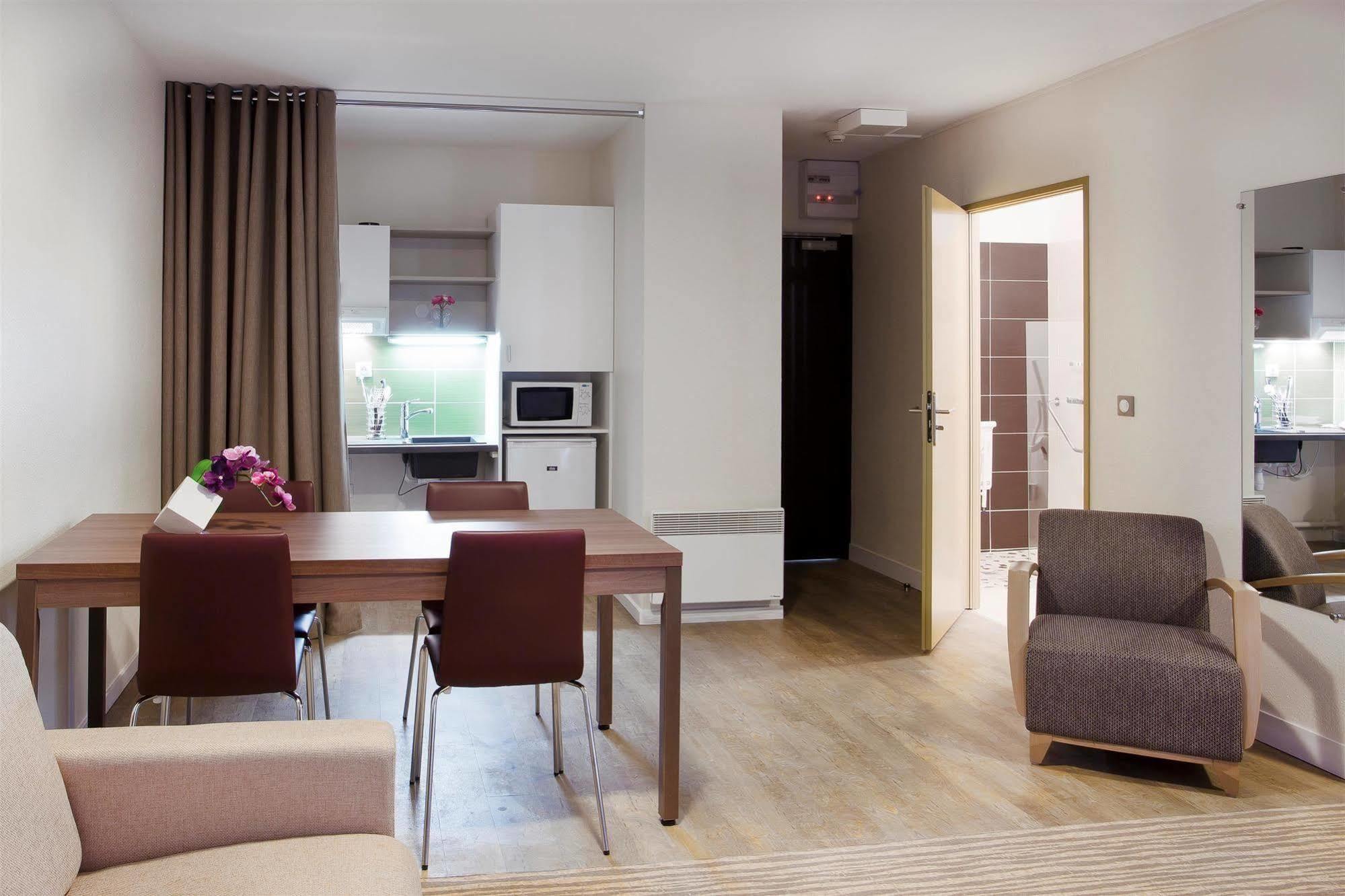 Kyriad Chambery Centre - Hotel Et Residence Buitenkant foto