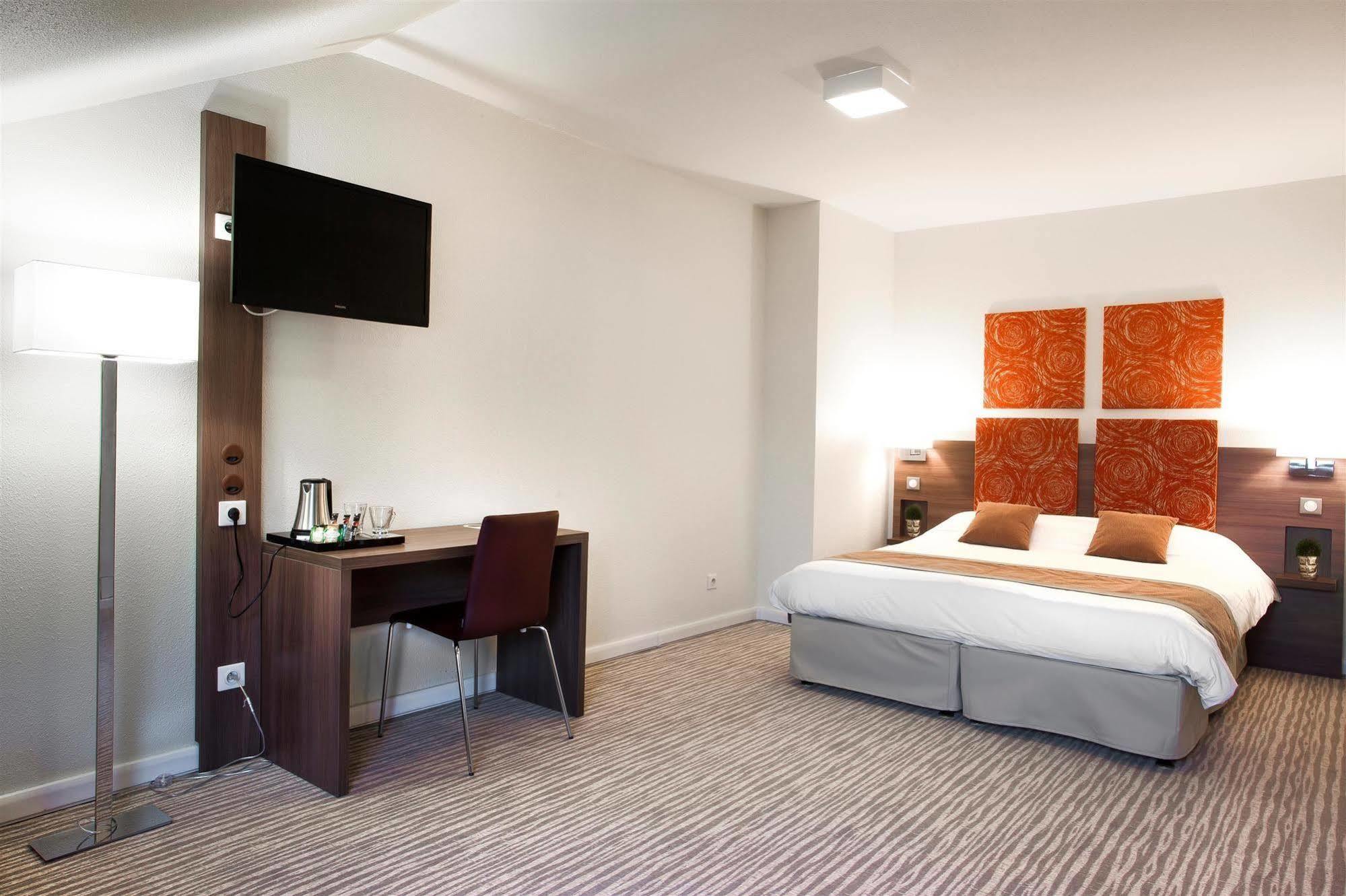 Kyriad Chambery Centre - Hotel Et Residence Buitenkant foto